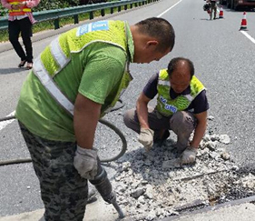 道路养护精细化 连霍高速桥伸缩缝修补快