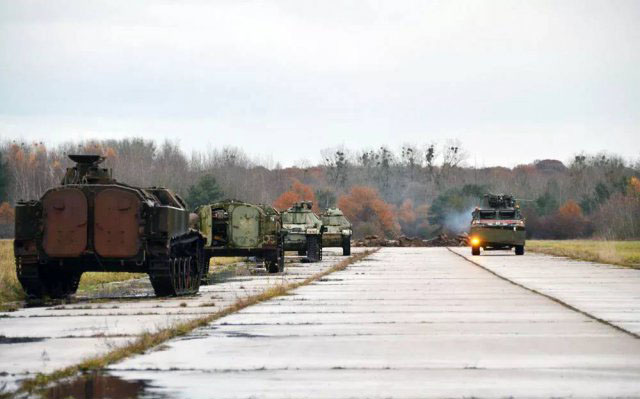 法国工程兵快速修复受损机场跑道