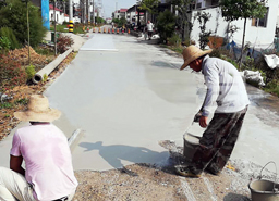 湖北荆州农村公路针对水泥路面的麻面、起皮等病害进行快修