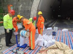 西长高速隧道口铺装层抢修施工